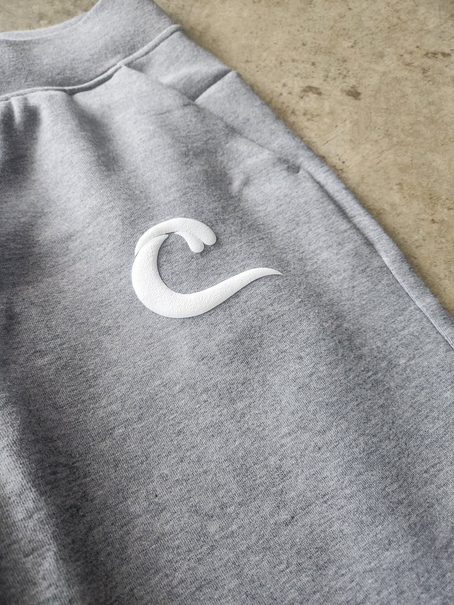 WOMEN'S REGULAR FIT PUFF LOGO TRACKPANTS